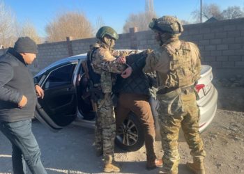 УКМК: Кочкордо уюшкан кылмыштуу топтун мүчөлөрү менен байланышы бар милиция кызматкерлери кармалды