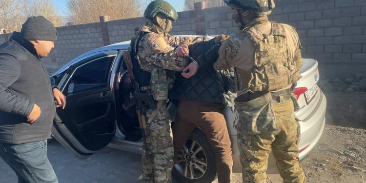 УКМК: Кочкордо уюшкан кылмыштуу топтун мүчөлөрү менен байланышы бар милиция кызматкерлери кармалды