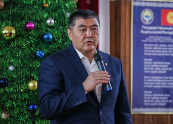 Ташиев Жаңы жылга карата өзгөчө балдарга белектерди тапшырды