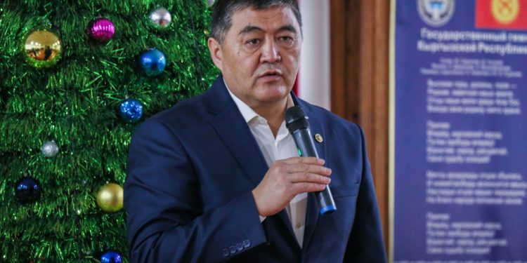 Ташиев Жаңы жылга карата өзгөчө балдарга белектерди тапшырды