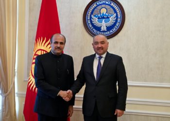 Индиянын элчиси Жогорку Кеңештин төрагасына кыргыз-хинди тилинин окшош сөздөрүн камтыган сөздүктү белекке берди