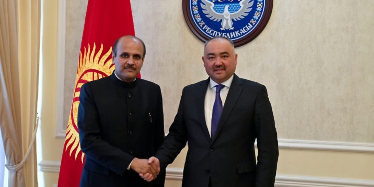 Индиянын элчиси Жогорку Кеңештин төрагасына кыргыз-хинди тилинин окшош сөздөрүн камтыган сөздүктү белекке берди