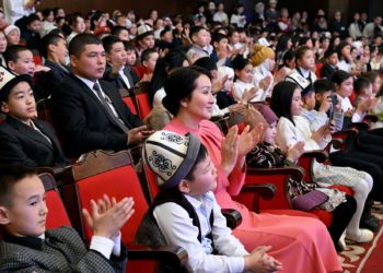 Садыр Жапаров жубайы Айгүл Жапарова менен президенттик балатыга катышты