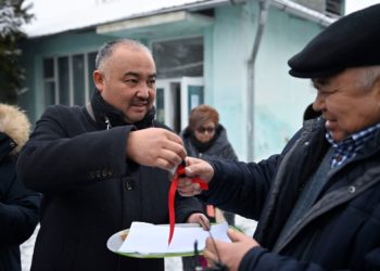 Төрага Нурланбек Шакиев ден соолугунан мүмкүнчүлүгү чектелген балдарга унаа алып берди (сүрөт)