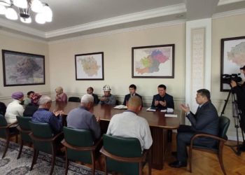 Тажикстандын кол салуусунан каза болгон 5 жоокердин үй-бүлөсүнө 50 миң сомдон берилди