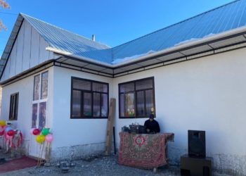 Ошто тургундар муктаж үй-бүлөгө заманбап үй куруп беришти (сүрөт)