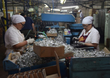 «Майлуу-Суу лампа заводу» айнек идиштерди да чыгарат. Ишканага 1 миллиард сом бюджеттик кредит берилди