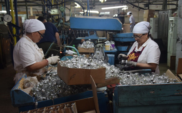 «Майлуу-Суу лампа заводу» айнек идиштерди да чыгарат. Ишканага 1 миллиард сом бюджеттик кредит берилди