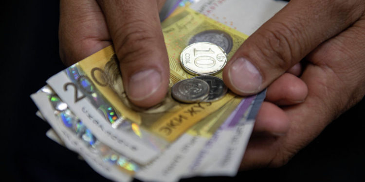 Эч жерде иштебеген жарандар канча сом менен пенсияга чыгышат?