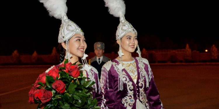 «Ушундай суукта тосуп алган кыздарга рахмат!». Соцтармакта кайрадан талкуу жүрүп жатат