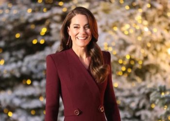 Падышанын үй-бүлөсү Рождество концертине барды. Керек болсо, Кейт Миддлтон да «жүгүнөт» (видео)