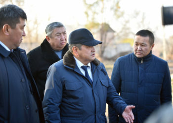 Акылбек Жапаров Орловка, Кант жана Токмоктогу от казандардын иши менен таанышты