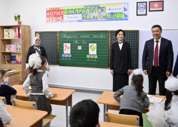 Президент: «Окуучулар бир эле орус тилин эмес, башка тилдерди дагы өздөштүрсө, кандай сонун болот эле»