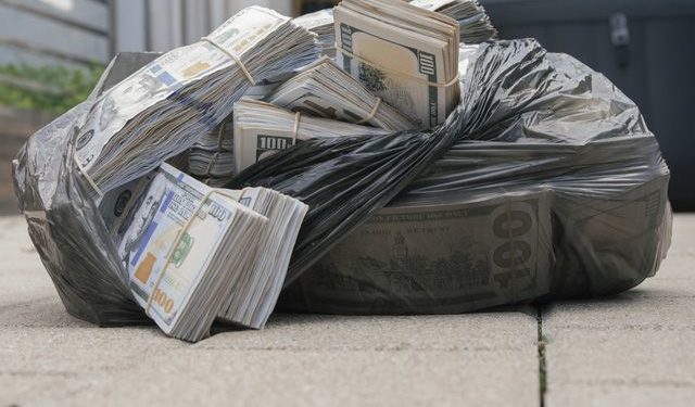 Депутат: «Кыргызстанга мүшөктөп рубль келип, доллар чыгарылып жатат»