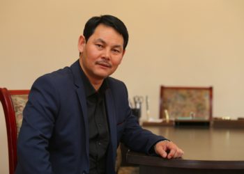 Назым Мендебаиров сахналаштырган «Кылым карытар бир күн» романынын негизинде спектакль тартууланат
