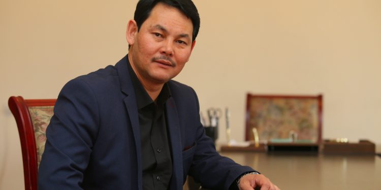 Назым Мендебаиров сахналаштырган «Кылым карытар бир күн» романынын негизинде спектакль тартууланат