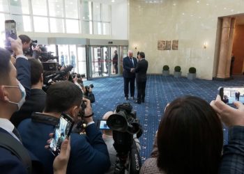 Лукашенко Бишкекте унаасы от албай койгонун айтканы. Маалымат катчысы бул тамашанын жөнүн түшүндүрдү