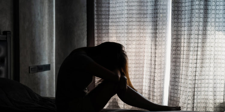 Укук коргоочу 14 жаштагы кызга баңгизат сайып, колдон колго өткөрүп жүрүшкөнүн, милиция чара көрбөй жатканын айтты