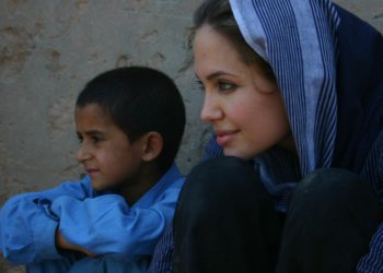 Анжелина Жоли БУУнун ыктыярдуу элчилигинен кетти