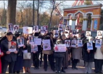 Кемпир-Абад иши боюнча кармалгандардын жакындары Ак Үйдүн жанына чогулушту