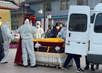 Кытайда чектөөлөр алынгандан кийин ооруканалар бейтаптарга жыш толду