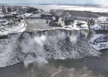 Ниагара шаркыратмасынын тоңуп калганын көрүү үчүн жер кезерлер агылып барууда