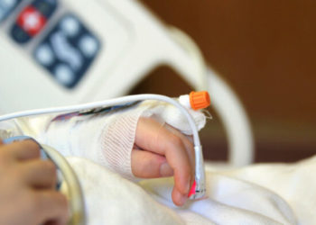 Бишкекте жүрөк оорулуу бала сасык тумоо менен ооруканага түшүп, чарчап калды