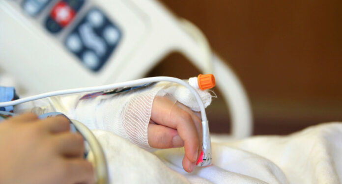 Бишкекте жүрөк оорулуу бала сасык тумоо менен ооруканага түшүп, чарчап калды