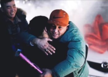 Шоумен Актилек Айдаров апасына унаа белек кылды (видео)