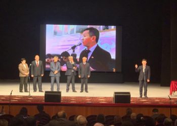 «Атасыз жашаган кандай арман». Бишкекте журналист Мелис Эшимкановду эскерүү кечеси болуп өттү (сүрөт, видео)