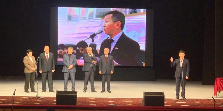 «Атасыз жашаган кандай арман». Бишкекте журналист Мелис Эшимкановду эскерүү кечеси болуп өттү (сүрөт, видео)