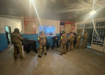 УКМК Сузак милициясынын бөлүм башчысы менен чогуу 2 кызматкерди кармады