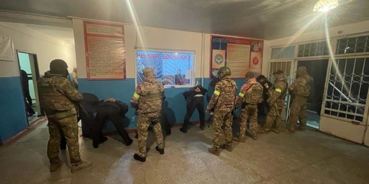 УКМК Сузак милициясынын бөлүм башчысы менен чогуу 2 кызматкерди кармады