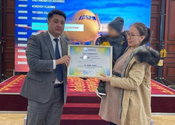 «100 миң сом берилди». «Манас» аэропорту 5 миллионунчу жүргүнчүсүн тейледи