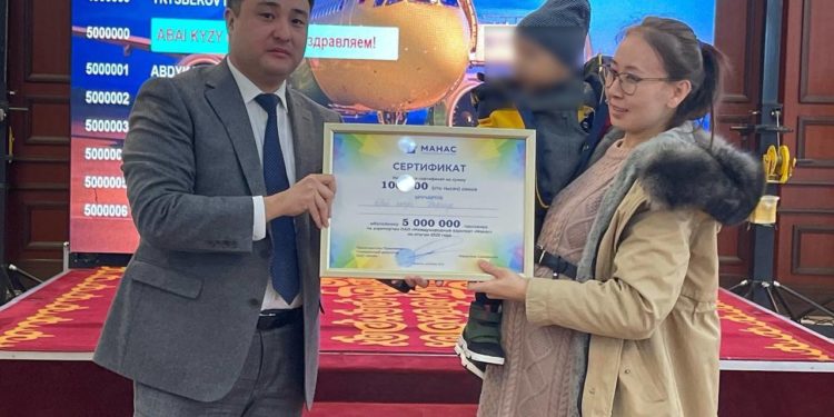 «100 миң сом берилди». «Манас» аэропорту 5 миллионунчу жүргүнчүсүн тейледи