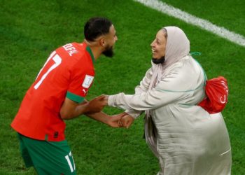 Жүрөк элжиретет! Марокколук футболчу жеңишин апасы менен майрамдады