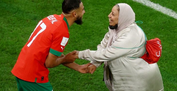 Жүрөк элжиретет! Марокколук футболчу жеңишин апасы менен майрамдады