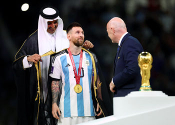 Мессиге Катардын эмири өзүнүкүндөй болгон чепкен жапты. Ал эмнени түшүндүрөт?