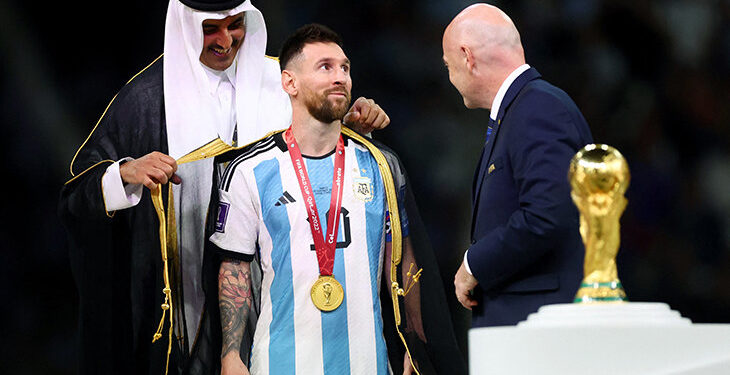 Мессиге Катардын эмири өзүнүкүндөй болгон чепкен жапты. Ал эмнени түшүндүрөт?