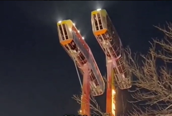 Бишкектеги аттракциондо адамдар башы ылдый караган абалда бир канча мүнөт турушту (видео)