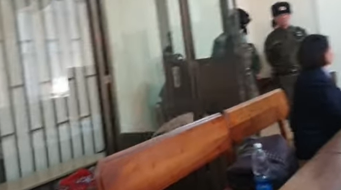 Орозайым Нарматованын сот залында эсин жоготуп, жыгылгандагы видеосу