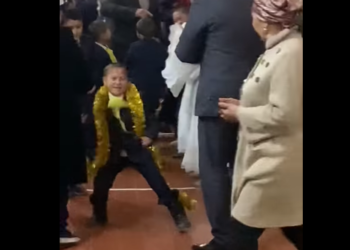 Оштун облус башчысы менен «тытып» бийлеген окуучу (видео)