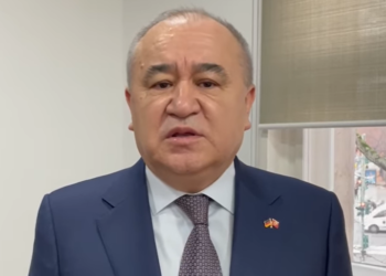 Өмүрбек Текебаев Анатай Өмүркановдун ыр саптары менен кыргызстандыктарды куттуктады