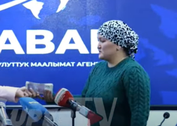 Азиз Мурадиллаевге чогулган акчадан 65 миң сомду операцияга муктаж кыздын апасына тапшырышты