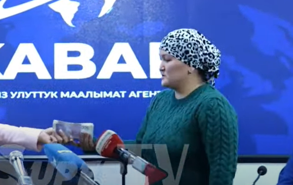 Азиз Мурадиллаевге чогулган акчадан 65 миң сомду операцияга муктаж кыздын апасына тапшырышты