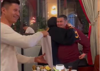 Апасы көзүнө жаш алып… Турдакун Ниязалиев кайната, кайненесине умрага жолдомо белек кылды (видео)