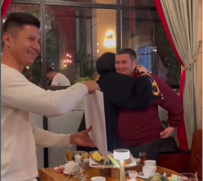 Апасы көзүнө жаш алып… Турдакун Ниязалиев кайната, кайненесине умрага жолдомо белек кылды (видео)