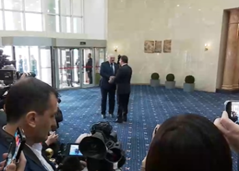 Александр Лукашенко унаасы от албаганы үчүн жыйынга кечигип кала жаздаганын айтты