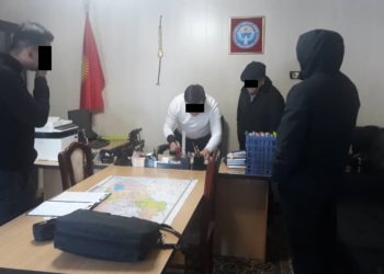 «Акча талап кылып турган». Караколдогу инфекциялар борборунун чумага каршы бөлүмүнүн башчысы кармалды