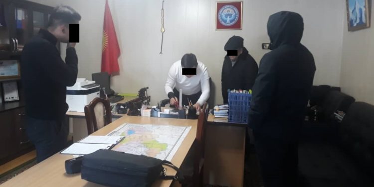 «Акча талап кылып турган». Караколдогу инфекциялар борборунун чумага каршы бөлүмүнүн башчысы кармалды